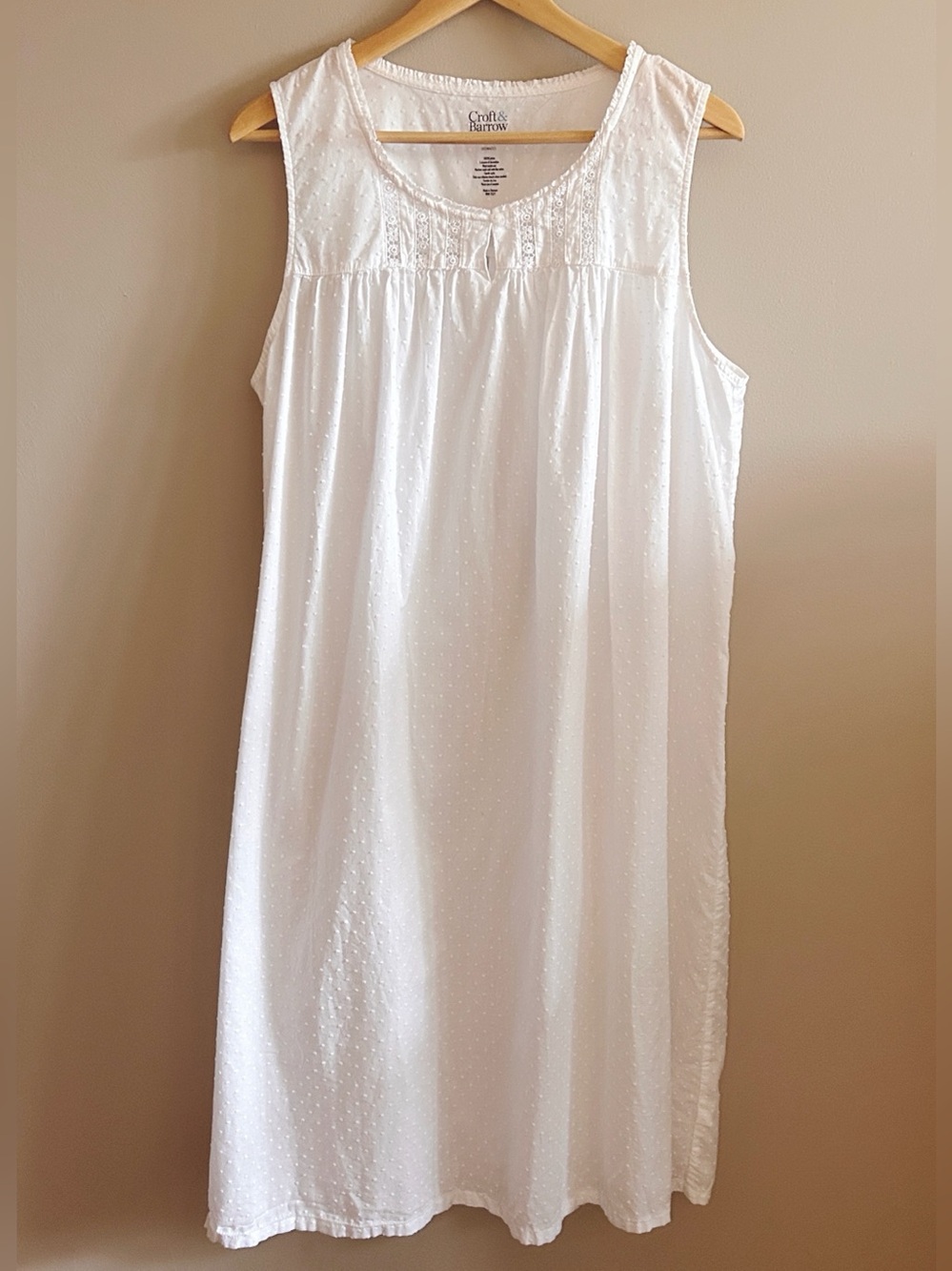 croft & barrow White Sleeveless Cotton Chemise with Dot Texture